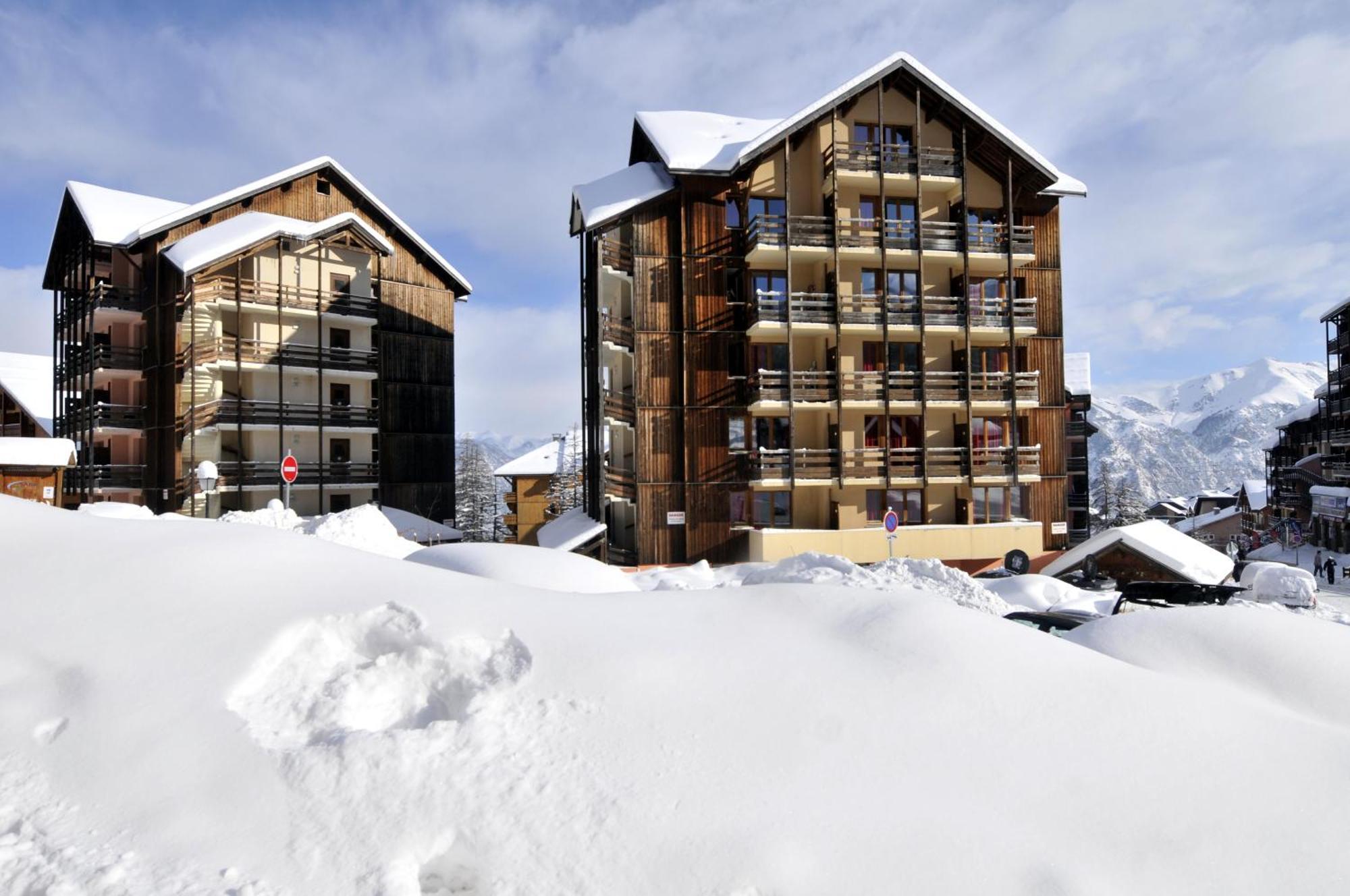 Castor & Pollux Aparthotel Ризул Екстериор снимка