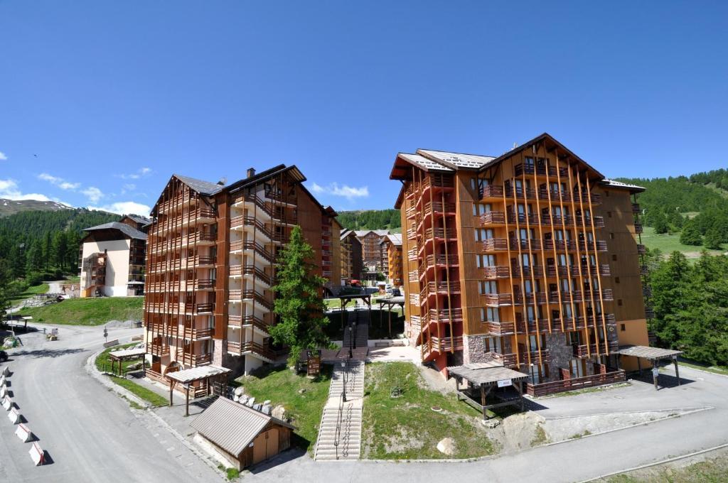 Castor & Pollux Aparthotel Ризул Екстериор снимка