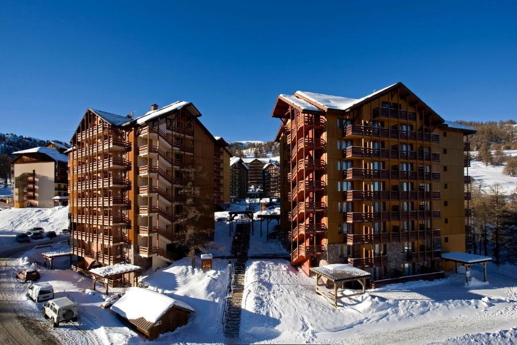 Castor & Pollux Aparthotel Ризул Екстериор снимка