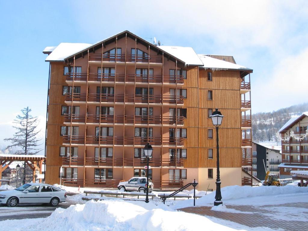 Castor & Pollux Aparthotel Ризул Екстериор снимка